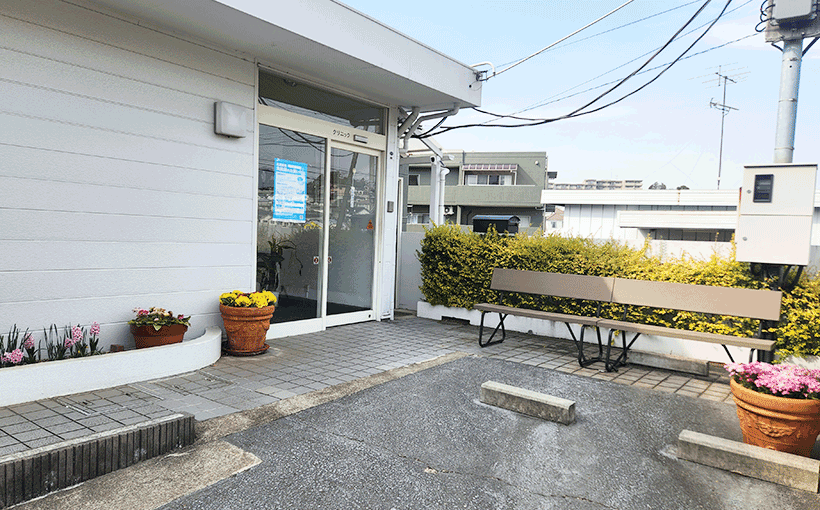 外のベンチ